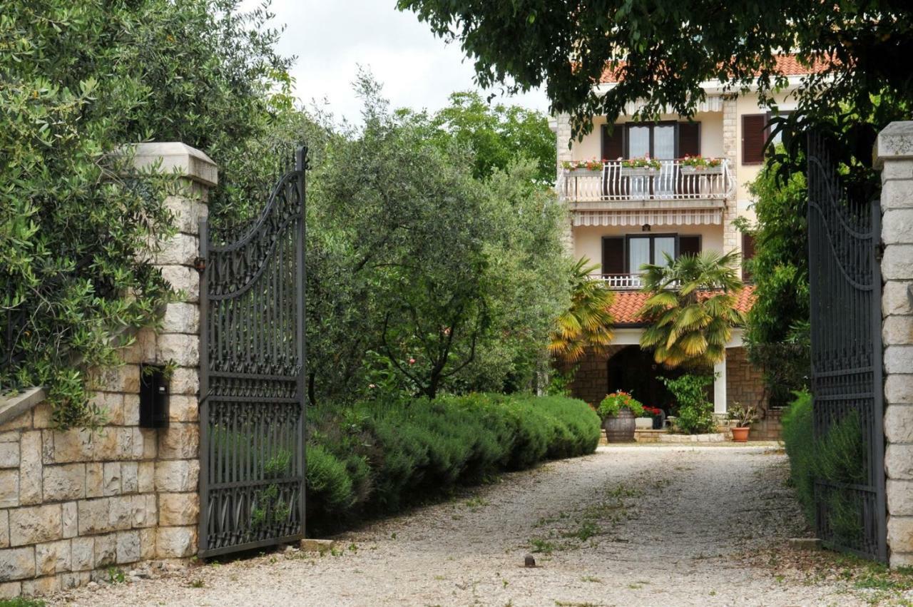 Hotel Haus Liliana Tar-Vabriga Zewnętrze zdjęcie